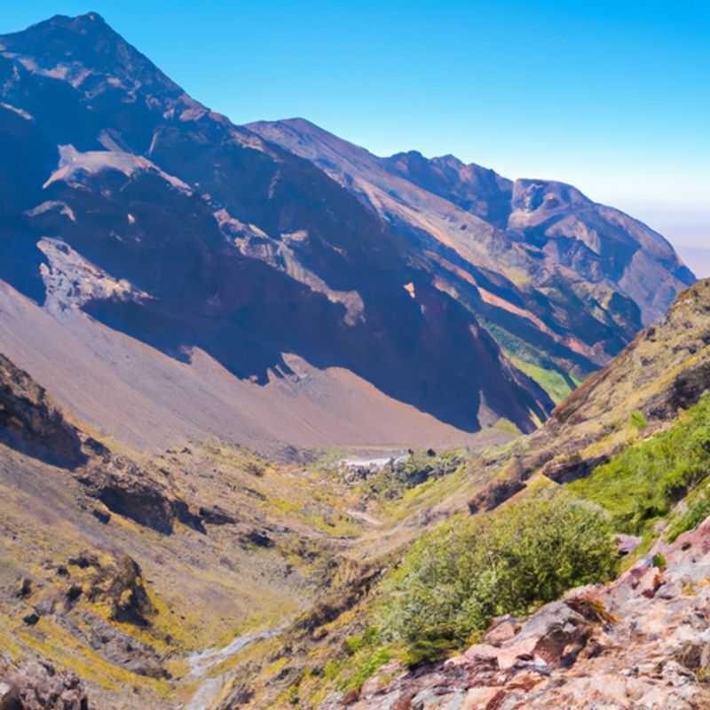 Un voyageur solitaire se tient au sommet du mont Toubkal, le plus haut sommet d'Afrique du Nord, admirant la vue imprenable sur les montagnes enneigées de l'Atlas, lors de son excursion de 5 jours entre l'hiver et le printemps à Toubkal, au Maroc.