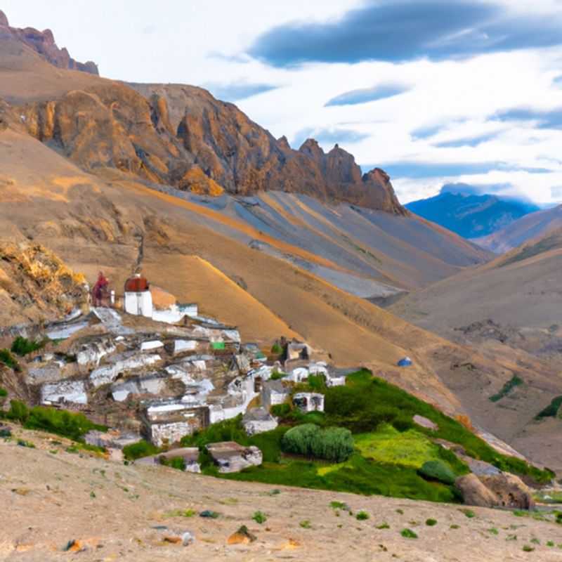 Acampar en Chandratal durante el trekking del valle de Spiti, India, en primavera