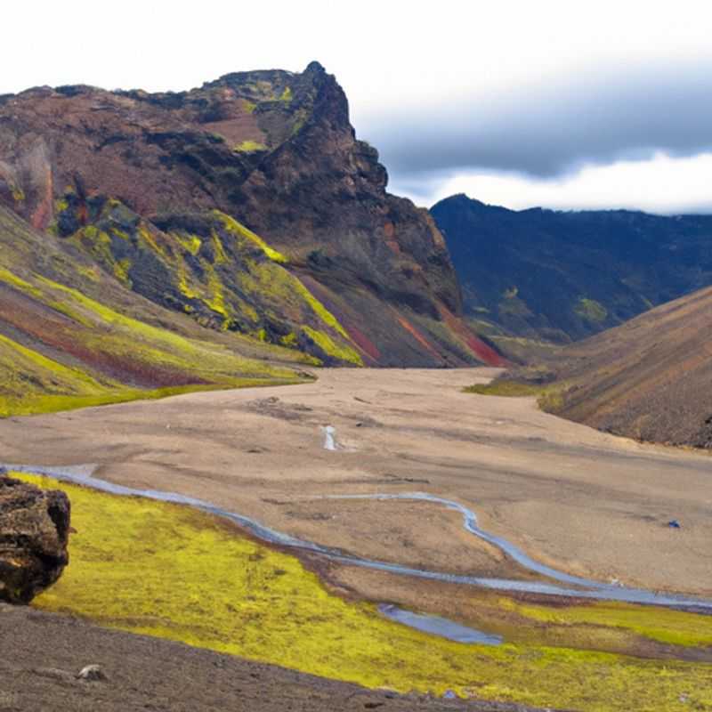 ¡Nadar en el río caliente de Reykjadalur en Laugavegur y Fimmvörðuháls, Islandia, en primavera!