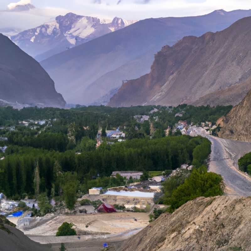 Visite au lac Karakul pendant le printemps sur la route du Pamir en Asie centrale : un voyage à la découverte de légendes et de mystères