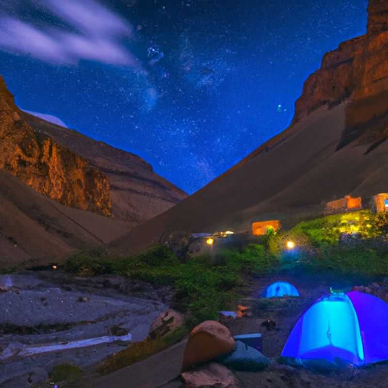 Un intrépido viajero solitario se embarca en una aventura de 24 horas en el pintoresco Spiti Valley Trek, India, durante la vibrante estación primaveral, rodeado de imponentes picos nevados y paisajes montañosos que quitan el aliento.