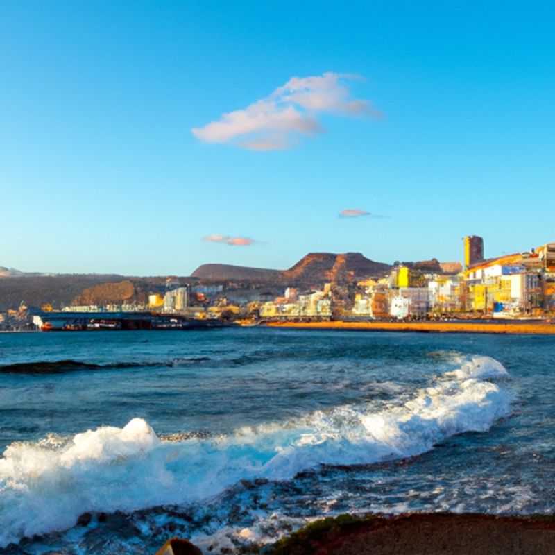 Un nomade numérique en solo profite de la sérénité de la plage de Las Canteras à Las Palmas de Gran Canaria, en Espagne, lors de son séjour hivernal de deux semaines, alliant travail et exploration.